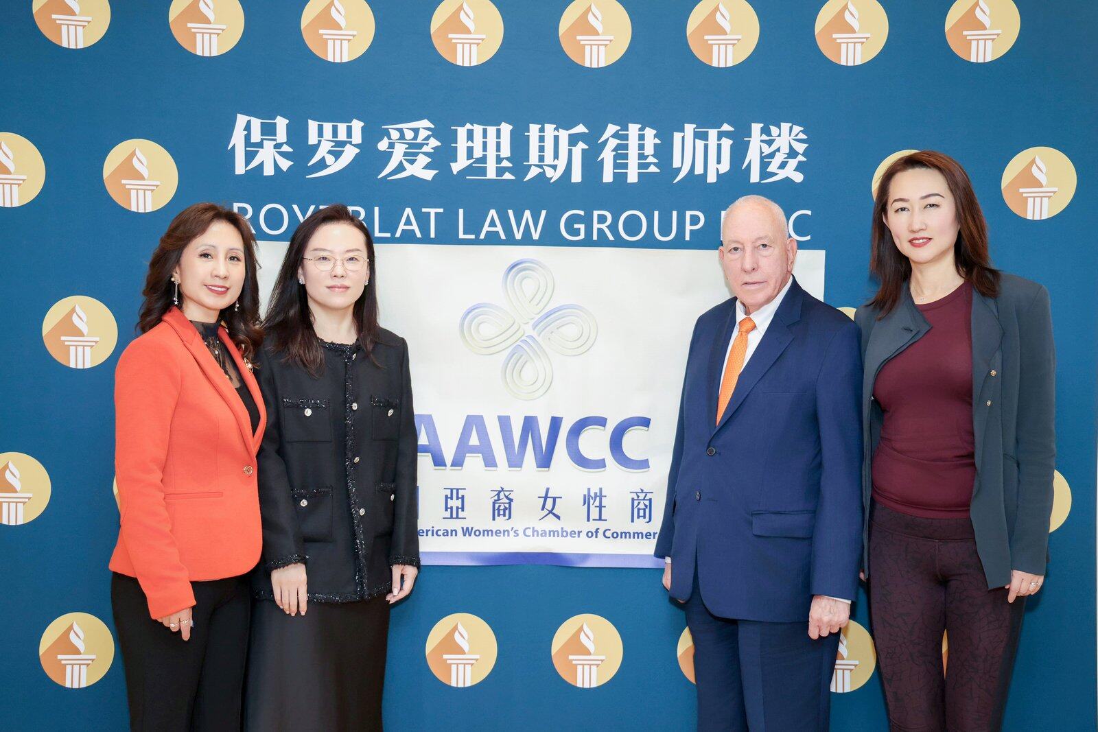 协会与亚裔女性商会及律师团队在社区活动现场合影