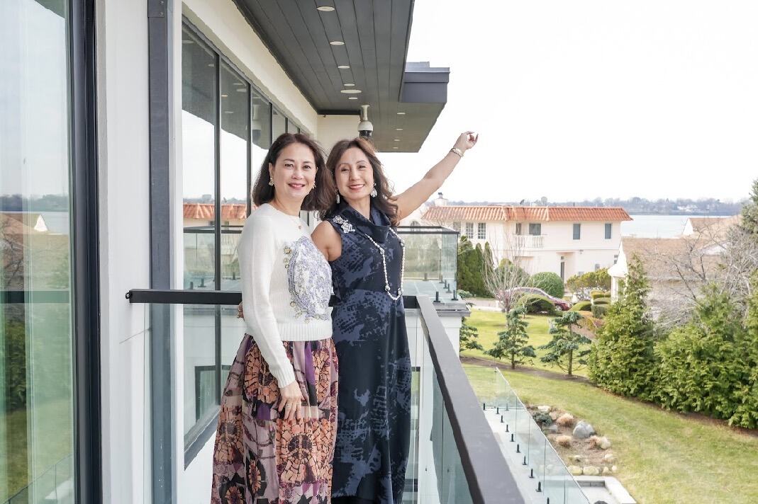 纽约华人专业人士在社区交流活动中合影