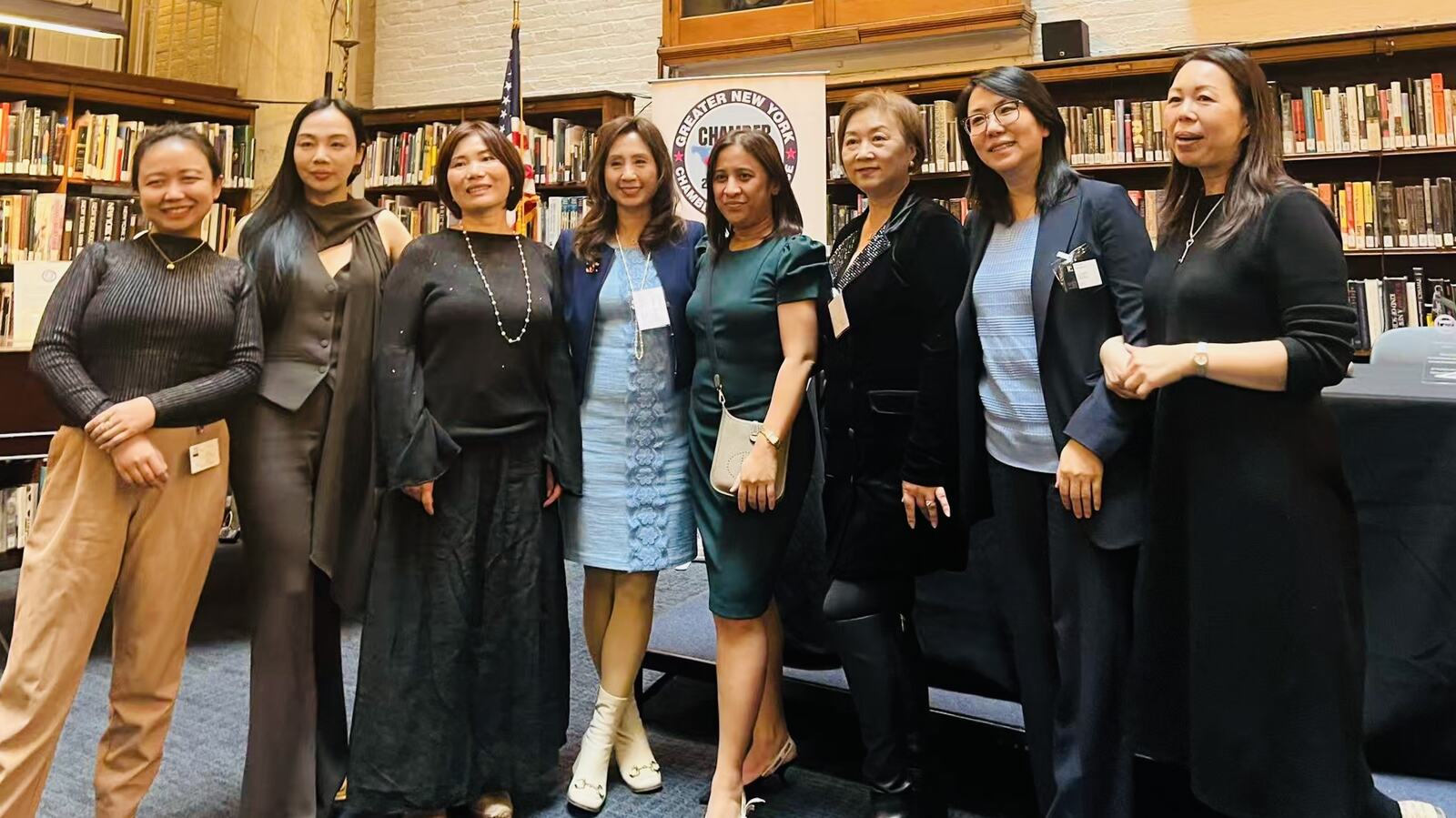 华人女性专业人士在纽约商会活动中合影
