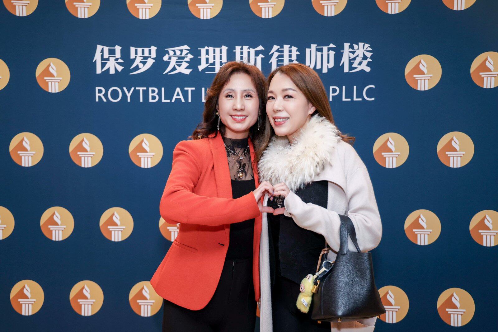 协会成员在法拉盛商圈合作机构活动现场交流