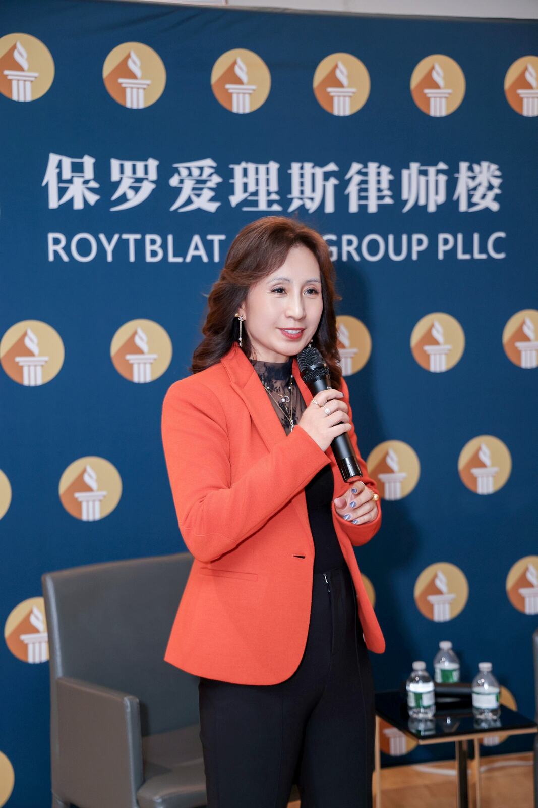 协会创始人在社区活动上手持话筒发言