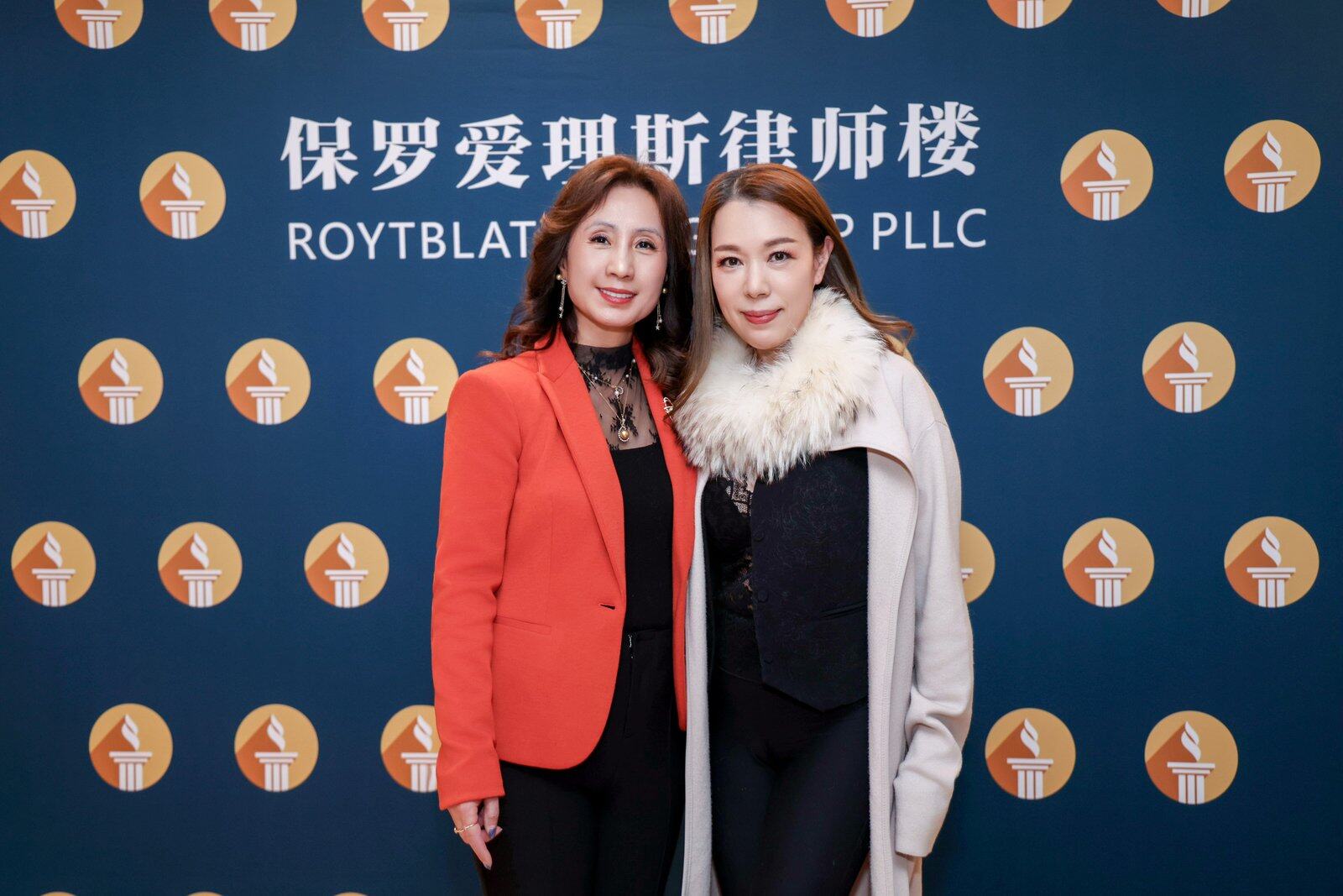 创始人与来宾在社区合作活动背景板前合影