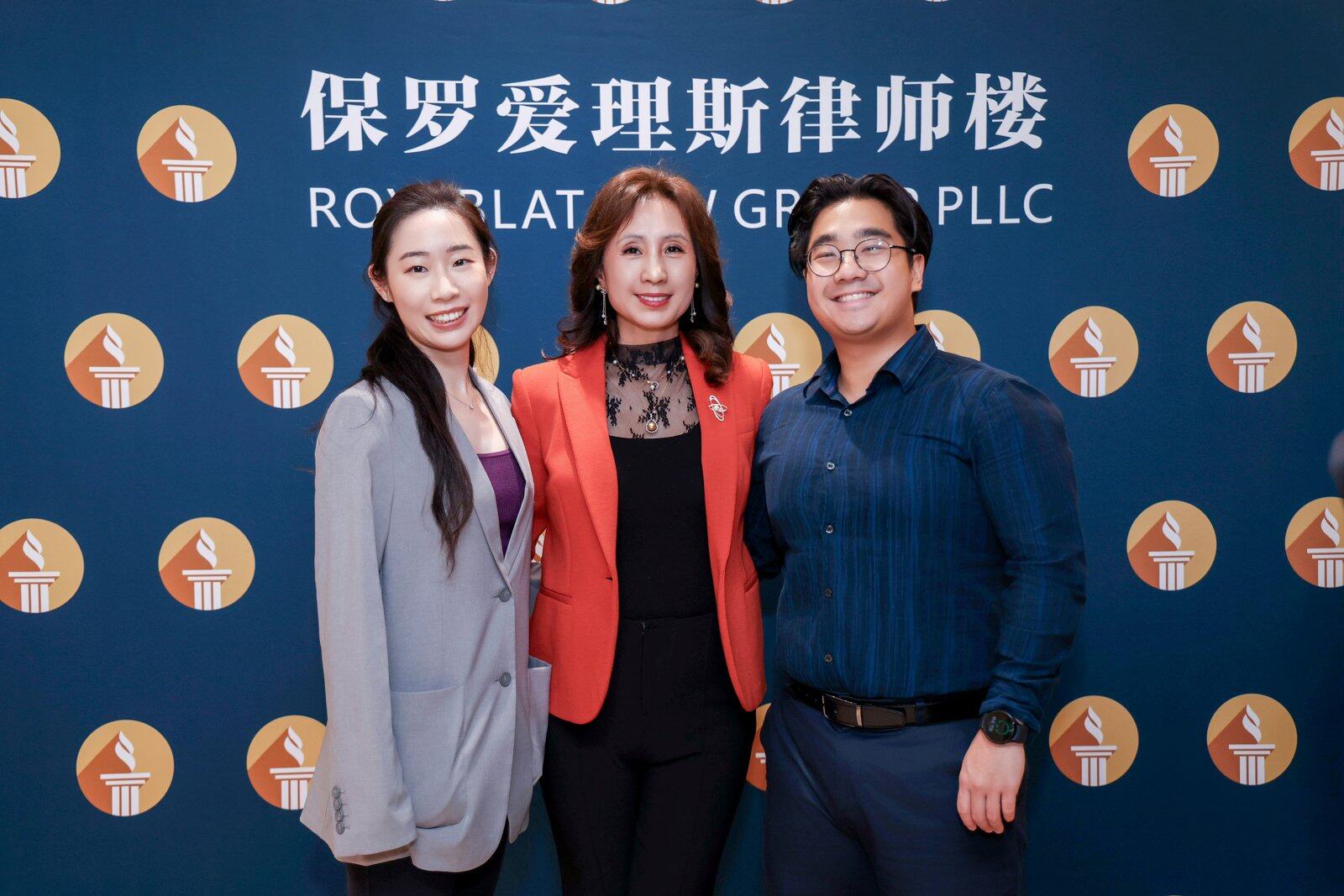 创始人与协会会员在社区活动现场合影