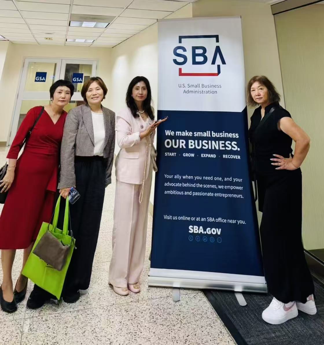 纽约华人女性创业者在美国联邦小企业局活动展架旁合影
