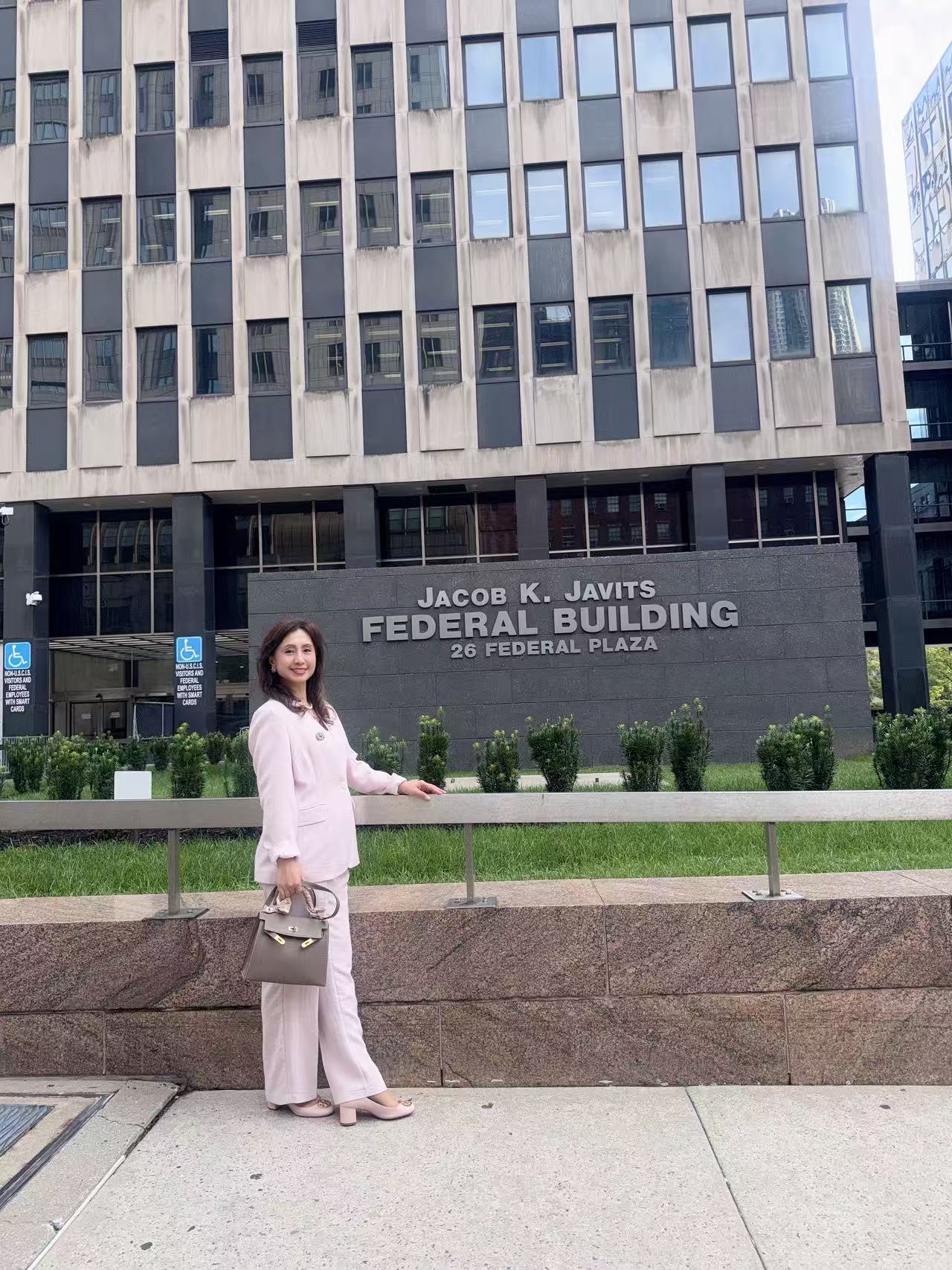 协会创始人在曼哈顿下城 26 Federal Plaza 联邦大楼标识前留影