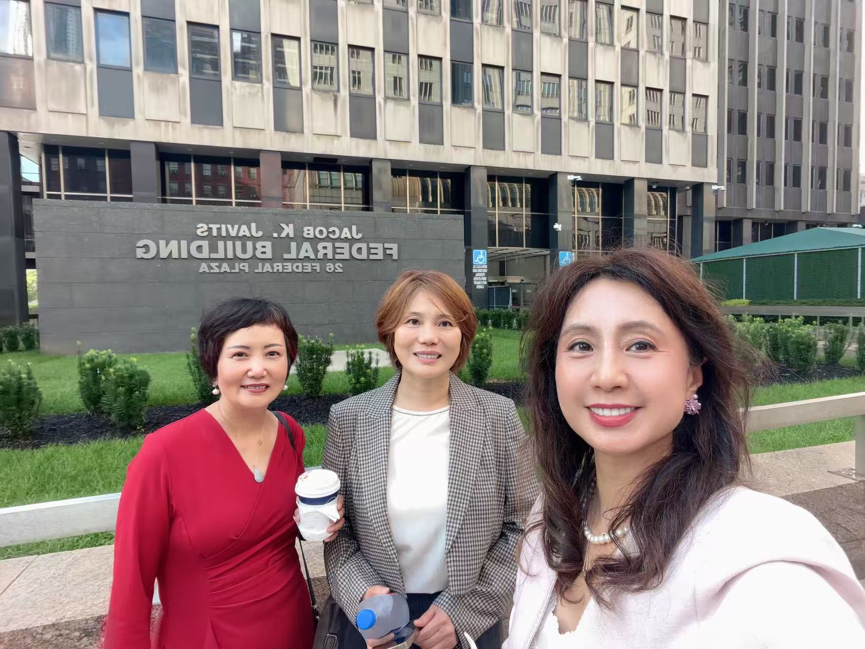 三位华人女性参与者在曼哈顿联邦大楼前自拍合影