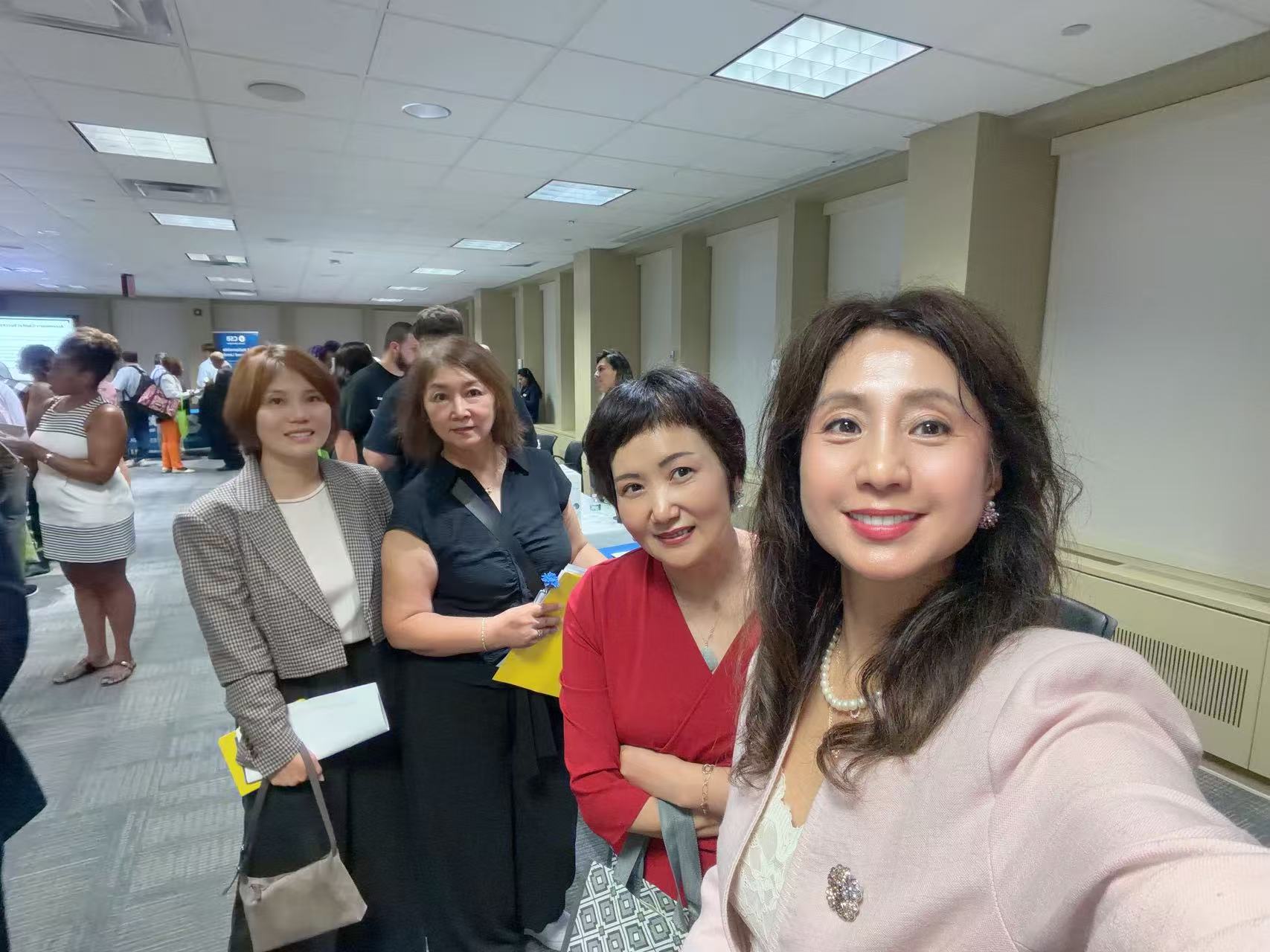 华人女性参与者在小企业局活动会场交流并合影