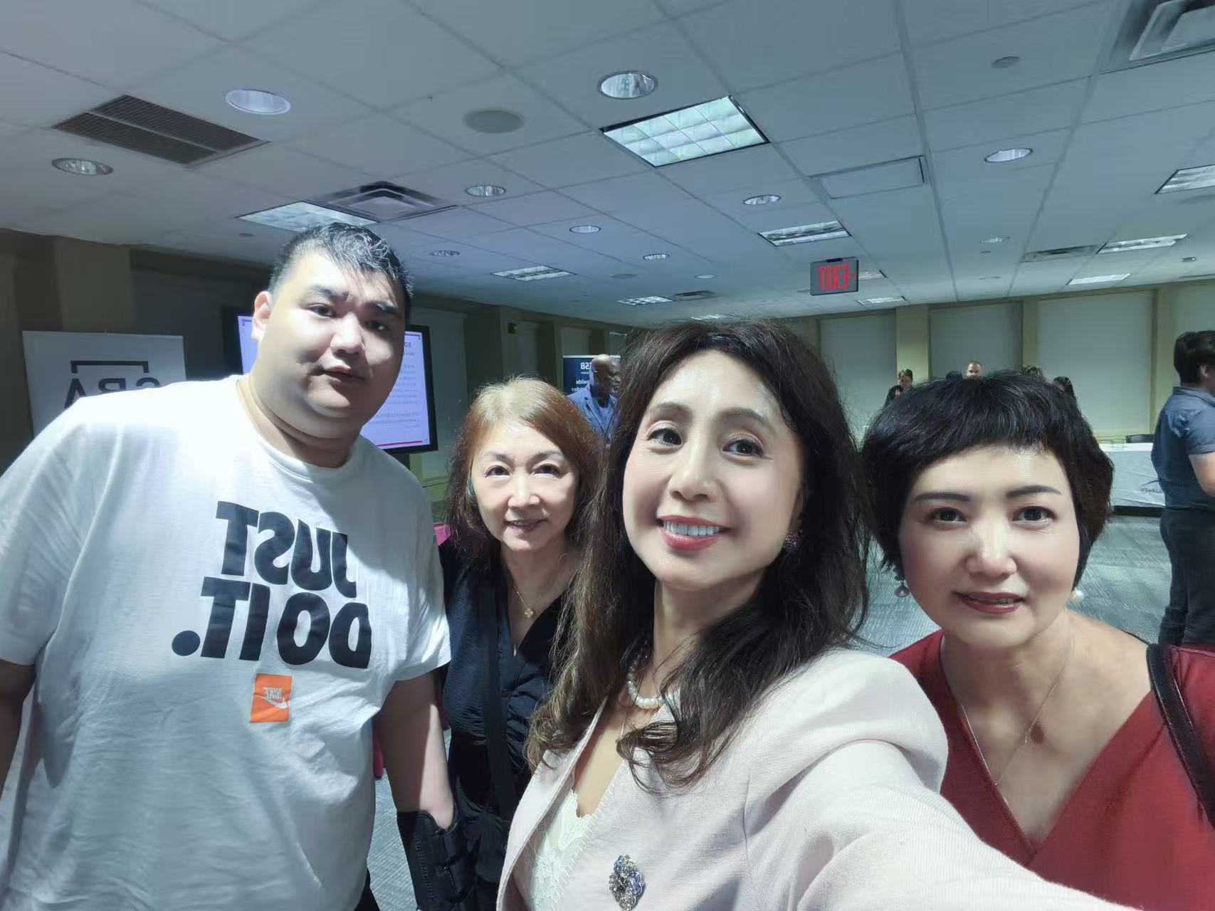 活动参与者与青年创业者在小企业局会场自拍合影