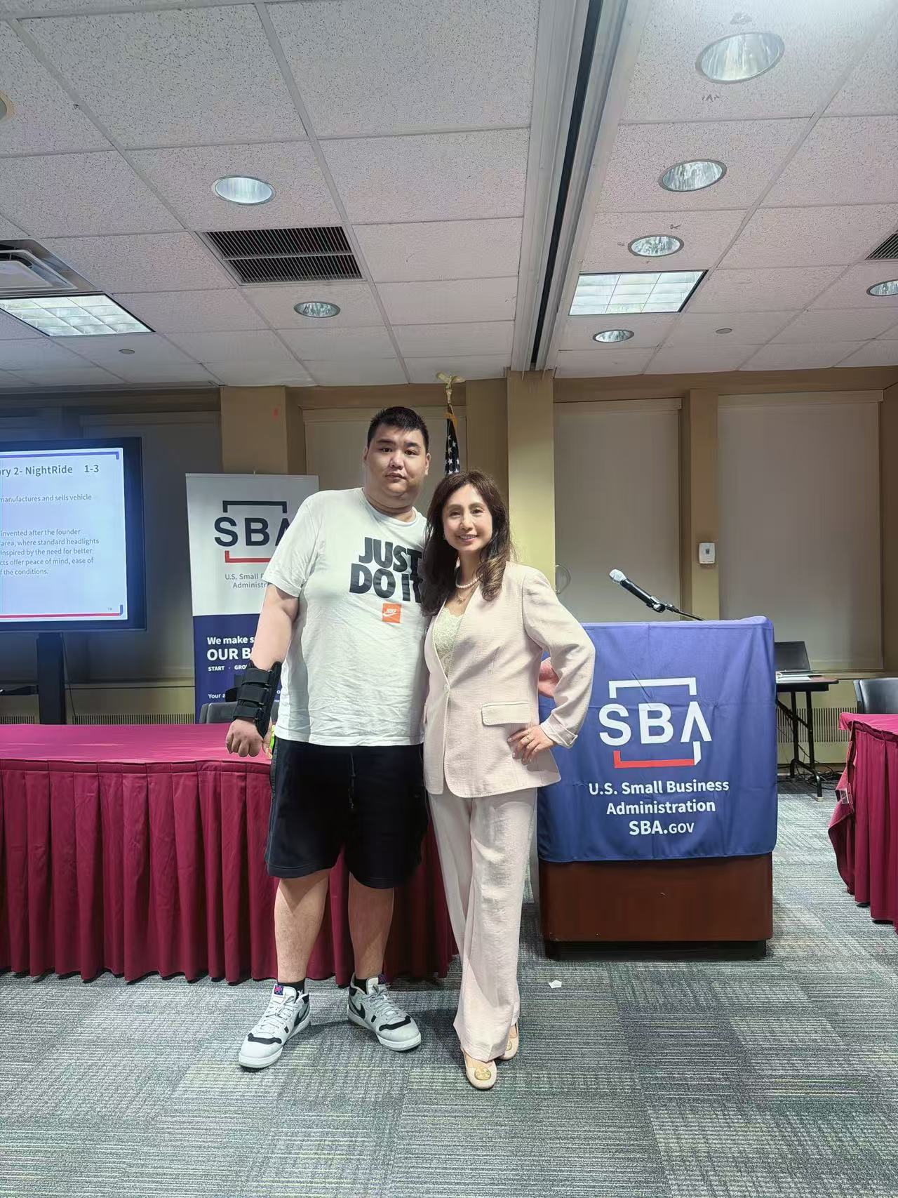 协会创始人与上台分享创业经历的青年创业者在活动现场合影